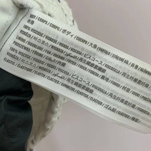 Abercrombie and Fitch size xl women’s crop top, tank top white blue Swiss dot - Picture 4 of 4